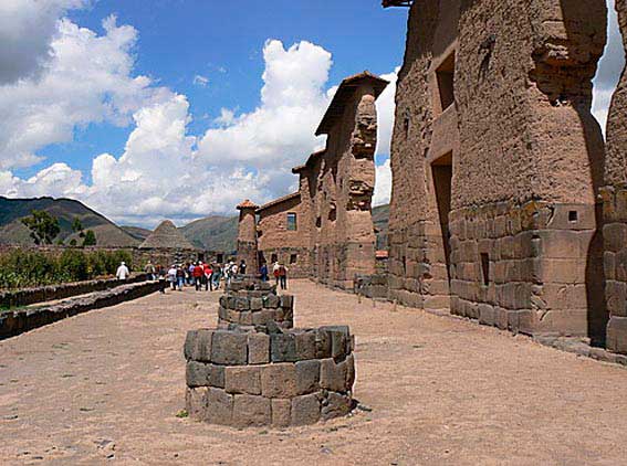 Complejo Arqueologico de Raqchi