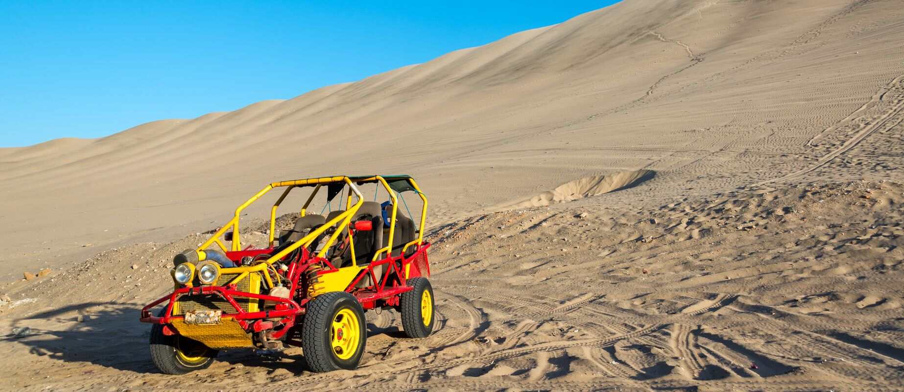 buggy in the huacachina Oasis