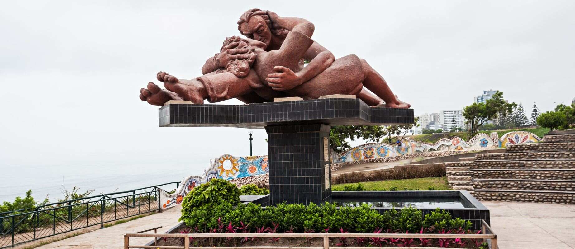 sculpture in love park in lima